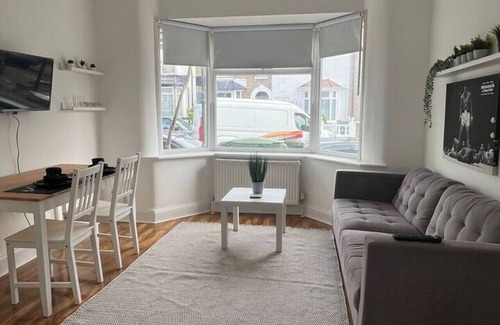 West Ham Apartment | Superior Double Room