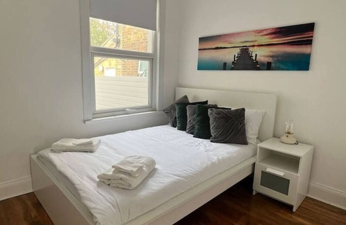 West Ham Apartment | Superior Double Room
