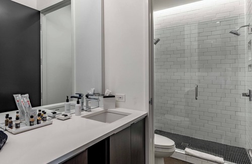 West End Hotel | Superior King Suite | 121 Hotel by AvantStay