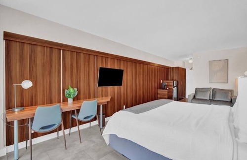Galt Mile Hotel | Superior King Unit in The Garden Hotel | Walk to Lauderdale-by-the-Sea Beach