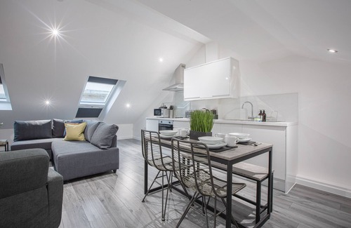 North Shore Apartment | Superior Penthouse, Central Location, Sleeps 6