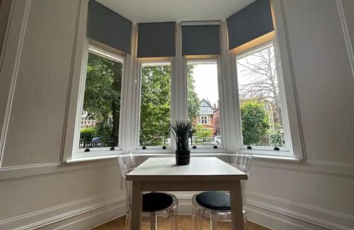 Pontcanna Apartment | Superior Stay, Sophia Gardens, City Centre and Stadium Sleeps 4