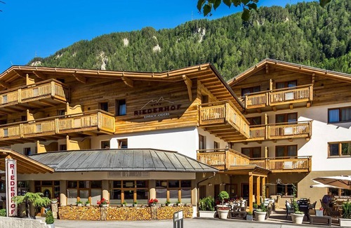Ried im Oberinntal House | Superior Suite Tirol - Hundehotel Riederhof