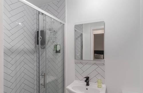 Derby Apartment | Superior-Twin room-Ensuite with Shower