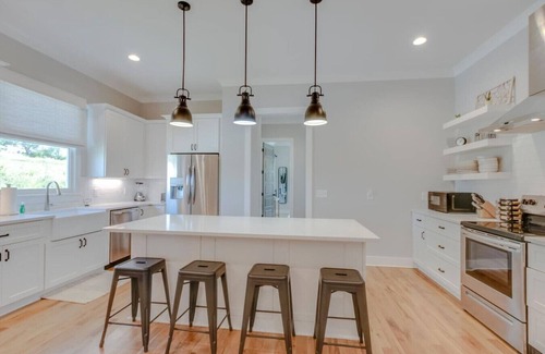Franklin House | Superstar Country Retreat - Historic Franklin Home