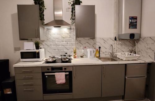 Grangetown Apartment | SuperValue Suite 6 - Fast WiFi, Hotel Linen, Keyless Entry, City only 10 Mins - BY PROPERTY PROMISE