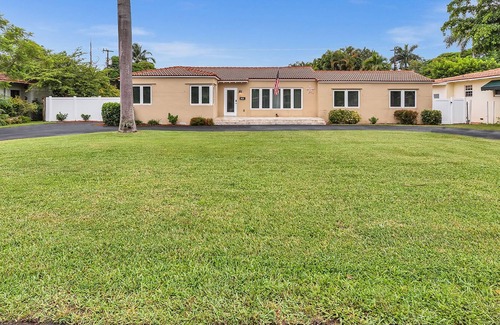 South Lake House | ★ SuperVilla ★ 4BR/3BA ★ Heated Pool ★ 5 mins to beach