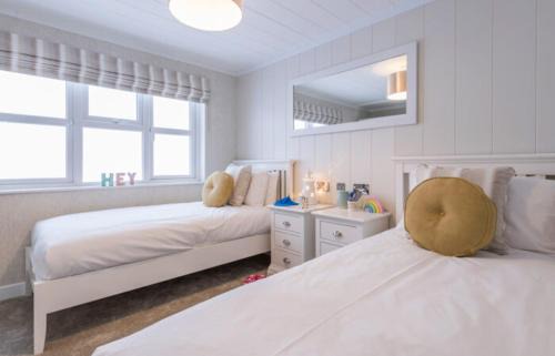 Louth Cabin | Sure Studio by Best Western Brackenborough Lakes & Resort