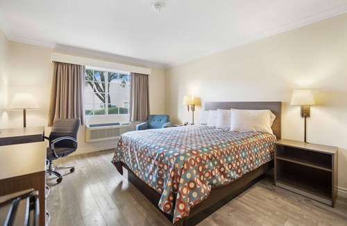 Fontana Hotel | SureStay Hotel by Best Western Fontana