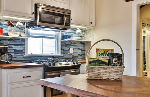 Zaferia House | Surf Bungalow w/dedicated workspace+daybed