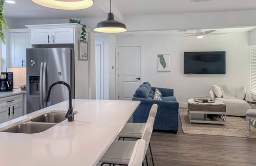 Tropic House | Surf Chic 3br, Firepit, Boating, Fishing, Beaches