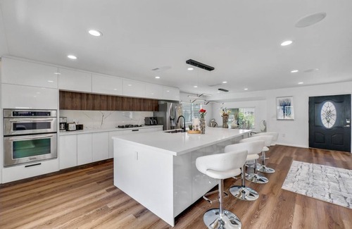 Huntington Beach Villa | Surf City Soiree modern Villa