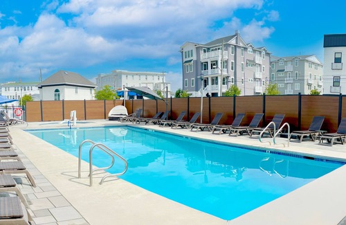 North End Hotel | Surf Club - King Bed, 2 Mins to OC Beach & POOL
