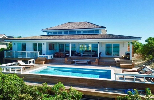 Hartswell House | Surf House: 4BR Beachfront w/pool