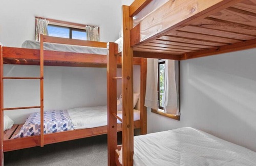 Skenes Creek House | SURF LODGE - 5 bedrooms + games room + wifi