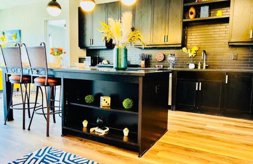 Deep Ellum Apartment | Surf Richard's Flat - The Black Collection