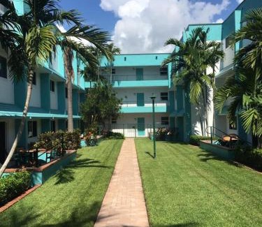 Lauderdale-by-the-Sea Apartment | Surf Rider Resort