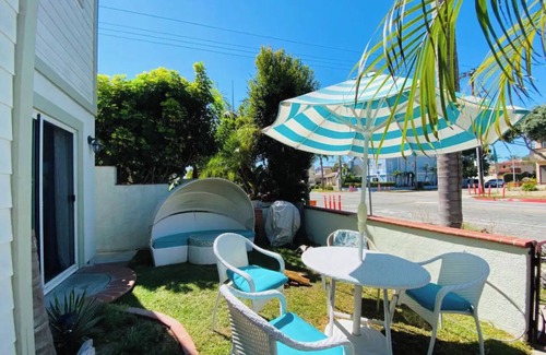 Huntington Beach Cottage | Surf Shack! Cozy charming hidden gem by Ocean