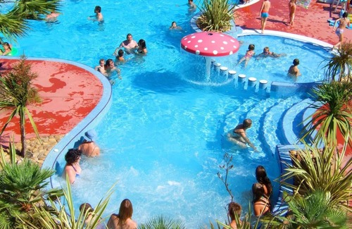 Cap d'Agde Cottage | Surface area : about 33 m². Living room with bed-settee. Bedroom with double bed