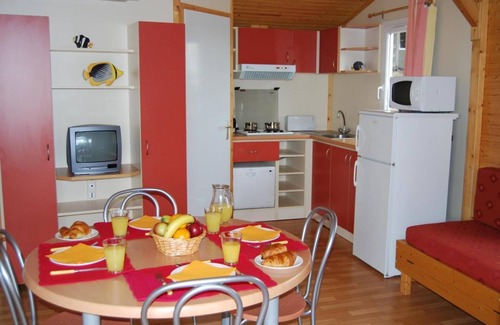 Cap d'Agde Cottage | Surface area : about 34 m². Living room. Bedroom with double bed. Bedroom with 2 single beds