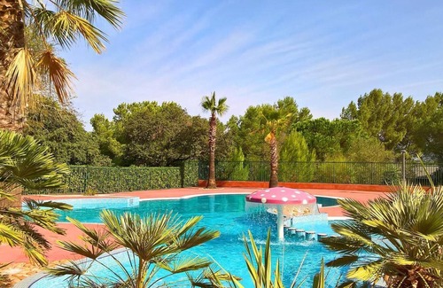 Cap d'Agde Cottage | Surface area : about 34 m². Living room. Bedroom with double bed. Bedroom with 2 single beds