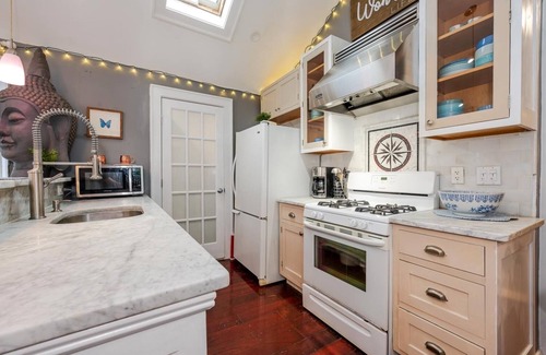 Long Beach House | Surfer's Cottage steps from the beach and right by JFK
