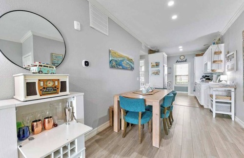Galveston Condo | "Surfin Safari" - 2B/2B BEACHFRONT, New remodel, Gated, washer/dryer, FRONT ROW