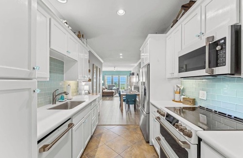 Galveston Condo | "Surfin Safari" - 2B/2B BEACHFRONT, New remodel, Gated, washer/dryer, FRONT ROW