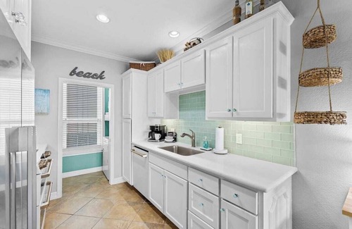 Galveston Condo | "Surfin Safari" - 2B/2B BEACHFRONT, New remodel, Gated, washer/dryer, FRONT ROW