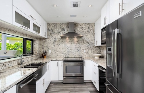 North Beach House | Surfside Beach Bungalow - heated saltwater Pool & Spa! 2 blocks from the beach!