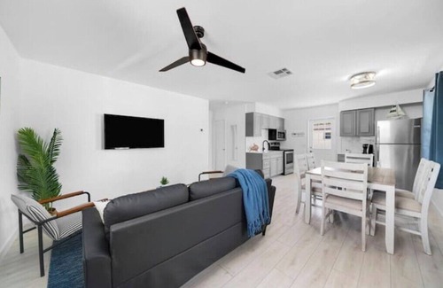 Naples Park Apartment | Surfside Cottage - 5 Mins to Beach!