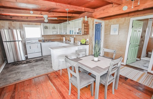 Surfside Beach Cottage | Surfside Getaway for 6