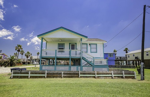 Surfside Beach Cottage | Surfside Getaway for 6