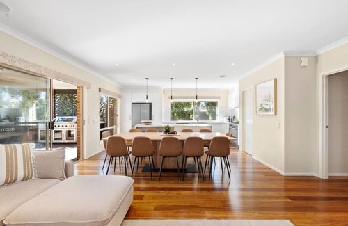 Ocean Grove House | Surfside Haven - 100m to beach - sleeps 12!