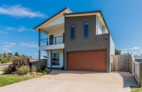 Inverloch House | Surfside Lakeviews - Free Wifi