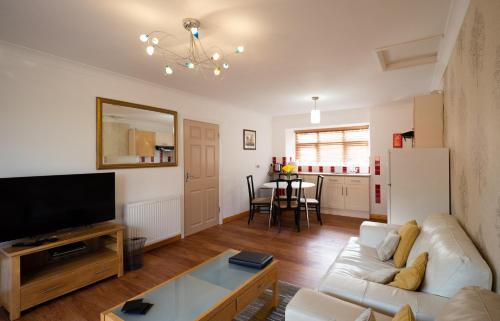 Surlingham House | Surlingham Lodge Garden Cottage in RSPB village near Norwich