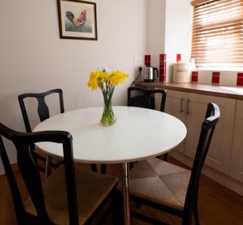 Surlingham House | Surlingham Lodge Garden Cottage in RSPB village near Norwich