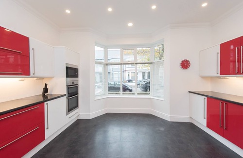 Cliftonville House | Surrey House - a house that sleeps 12 guests in 5 bedrooms