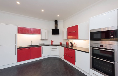 Cliftonville House | Surrey House - a house that sleeps 12 guests in 5 bedrooms