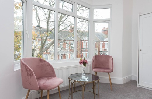 Cliftonville House | Surrey House - a house that sleeps 12 guests in 5 bedrooms
