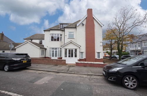 Cliftonville House | Surrey House - a house that sleeps 12 guests in 5 bedrooms