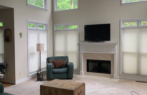 Fairburn House | Surrounded by five lakes, walking trails, hiking, volleyball and a playground!