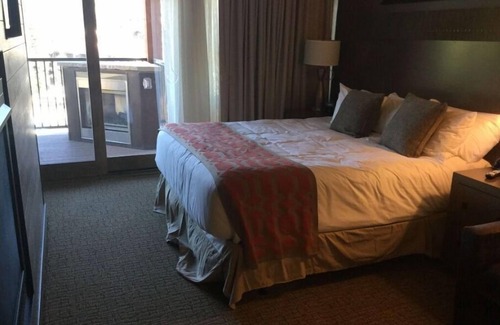Truckee Resort | Surrounded by pine trees and mountains