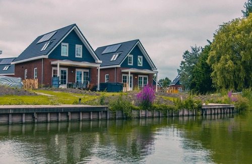 Medemblik Villa | Sustainable water villa with dishwasher, by a lake