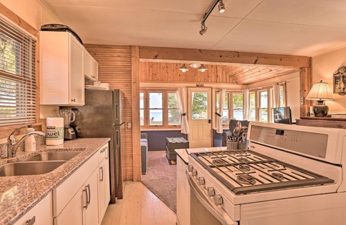 Suttons Bay Cottage | Suttons Bay 'Bayview Cottage' w/Deck & Gas Grill!