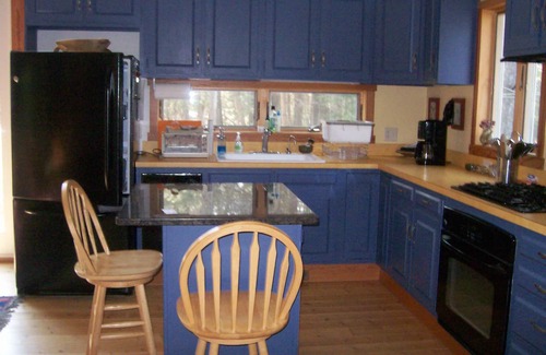 Suttons Bay Cottage | Suttons Bay-Fire Pit, walk to town/beach, brewery, dining