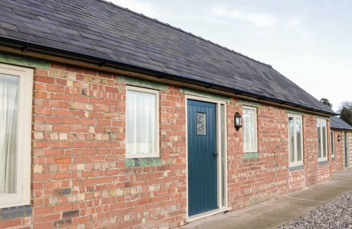 Burlton Cottage | SWALLOW BARN, family friendly, with a garden in Myddle
