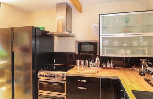 Woodhorn Cottage | SWALLOW LODGE, pet friendly, with a garden in Amble
