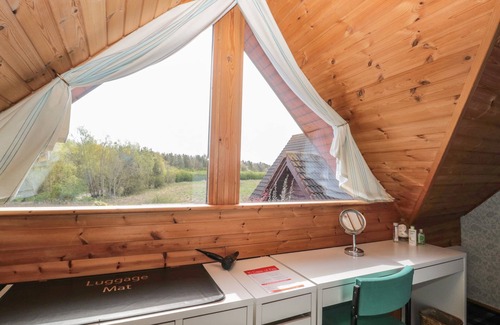 Woodhorn Cottage | SWALLOW LODGE, pet friendly, with a garden in Amble