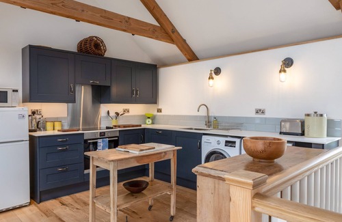 Totnes Cottage | SWALLOWS BARN, character holiday cottage, with a garden in Dartmouth